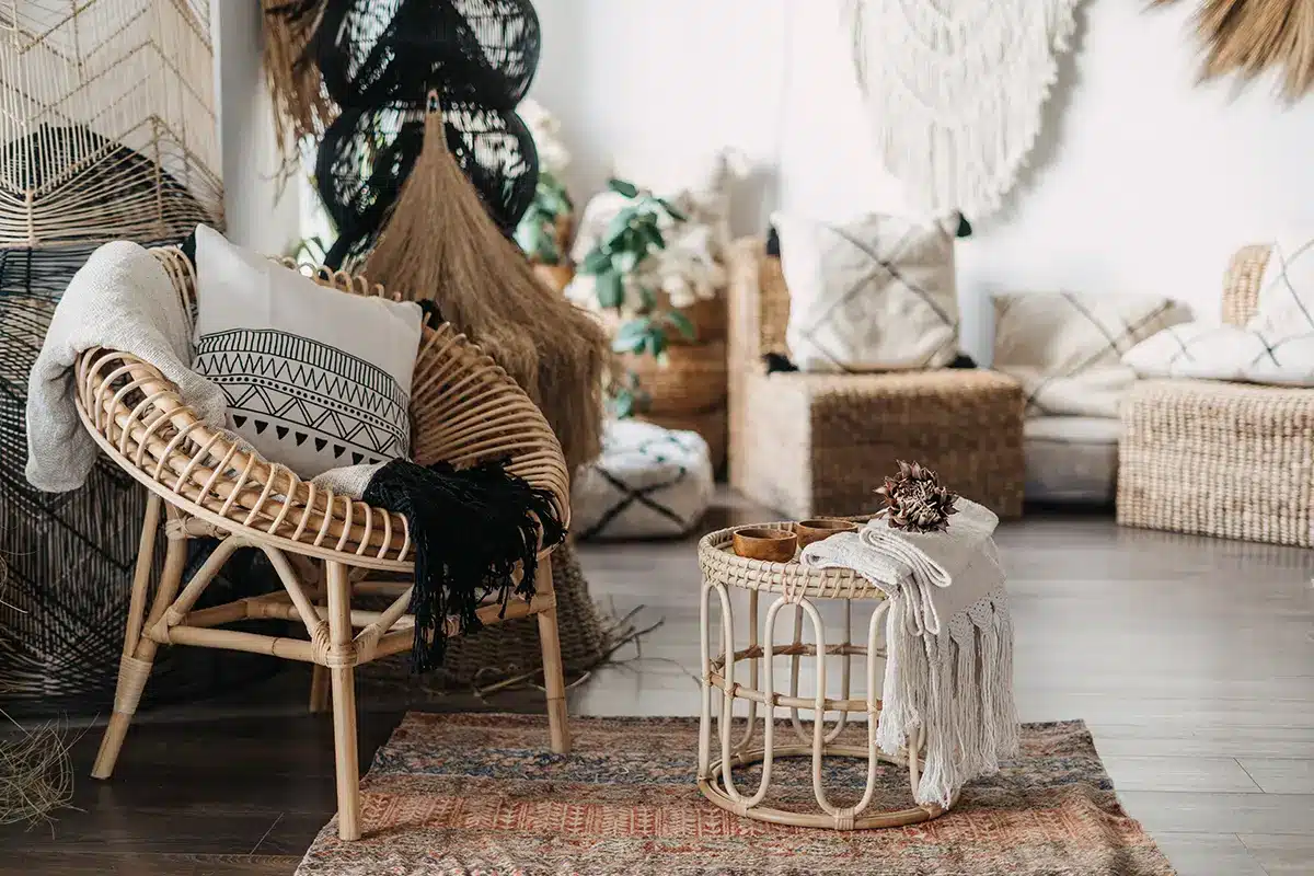 Découvrez les secrets pour une décoration intérieure de style Bohème réussie : de la sélection des matériaux aux choix des couleurs et à l'agencement.